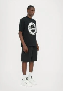 Versace Jeans Couture LOGO ROUND - Print T-shirt - Black -Zalando UK-Outlet dc75a7c3aa3b4b38a2b10baf31ff2a8c