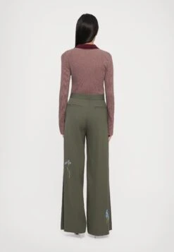 RODEBJER NORA EMBROIDERY - Trousers - Dark Moss -Zalando UK-Outlet e12271a9734d4e9a870d08658c060f13