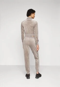 Guess COUTURE JOGGER PANTS - Tracksuit Bottoms - Slate Mauve -Zalando UK-Outlet e1fd679c43a04921b89731492f22eeb1