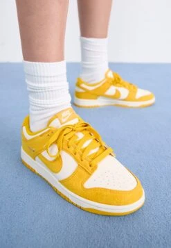 Nike Sportswear DUNK LOW - Trainers - Sail/red Sepia/metallic Gold-coloured -Zalando UK-Outlet e27282f665404c0ba45e73871d09c51c