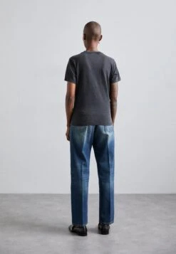 Victoria Beckham SHRUNKEN LOGO TEE - Basic T-shirt - Black -Zalando UK-Outlet e382024498af4d55b20916d14c4e735b