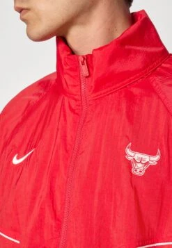 Nike Performance CHICAGO BULLS CLUB ANORAK - Training Jacket - University Red/sail -Zalando UK-Outlet e7485bbf80ba485a9cde17bf43a0a7e0