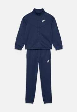 Nike Sportswear TRACKSUIT SET UNISEX - Tracksuit - Light Army/fir/white -Zalando UK-Outlet ea2b441a5601423a806ec984c8182e31