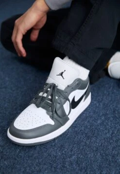 AIR JORDAN 1 - Trainers - Summit White/varsity Red -Zalando UK-Outlet efc0b13301014df99e32f6c366d4b2f2