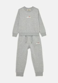 Ellesse GIAVENO INFANT SET UNISEX - Tracksuit - Light Blue -Zalando UK-Outlet f125ba089ba2452caaabe5cc80bba56b