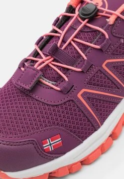 TROLLKIDS Kids Sandefjord Low Unisex - Hiking Shoes - Mulberry/Peach -Zalando UK-Outlet f2178e30f4e84b56bf458659b53f80ab