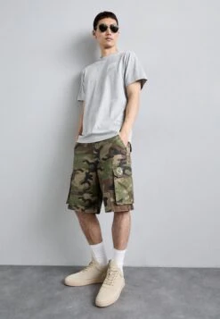 Billionaire Boys Club DISTRESSED CAMO CARGO - Denim Shorts - Green -Zalando UK-Outlet f477250e72dc4a64978133e0e433a5c2