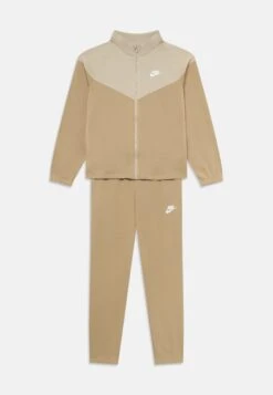 Nike Sportswear TRACKSUIT SET UNISEX - Tracksuit - Light Army/fir/white -Zalando UK-Outlet f72ee2ceb85543db940aeff4658ac3c5