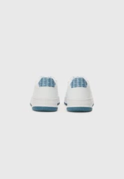 Lacoste JUNIOR UNISEX - Trainers - White/blue -Zalando UK-Outlet f84d6483606348ad836b845da6dfa04c