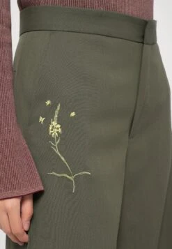 RODEBJER NORA EMBROIDERY - Trousers - Dark Moss -Zalando UK-Outlet fb4e758a01d544569bbea8fdf6883c33