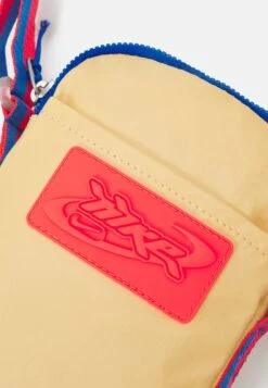 Nike Sportswear Heritage Crossbody Unisex - Phone Case - Celestial Gold/Bright Crimson -Zalando UK-Outlet fbd5d1e7d253403481a681bbd0eed38b